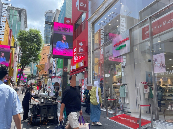 명동 중앙로 소재 개문냉방 상태 영업 매장. 사진=조하니 기자