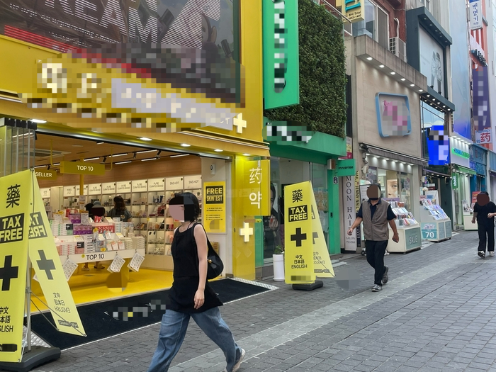 26일 오후 명동역 6번 출구 인근 중앙로에서 개문냉방 상태로 영업 중인 상점들. 사진=조하니 기자