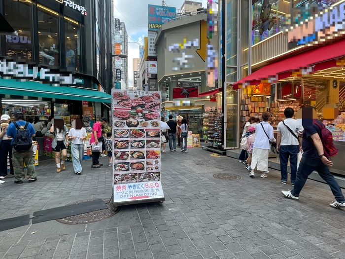 명동 골목상권 내 개문냉방 영업 중인 점포들. 사진=조하니 기자