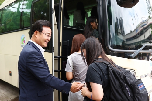 김성제 의왕시장 27일 출국 앞둔 캐나다 영어캠프 참가 학생 격려