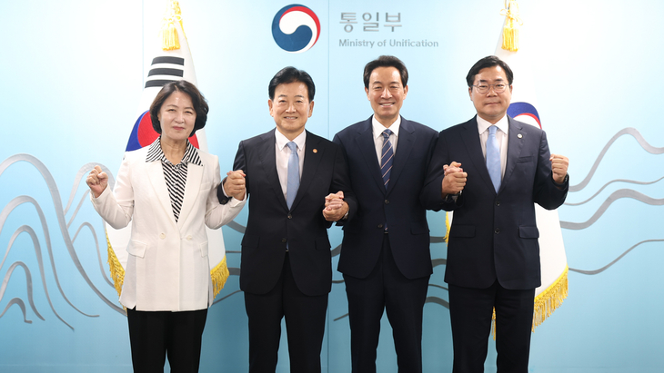 (왼쪽부터) 추미애 경기지사, 정동영 통일부 장관, 우상호 강원지사, 박찬대 인천시장이 27일 정부서울청사에서 열린 '제2차 접경지역 평화안전 연석