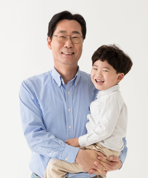 정명근 화성시장이 아이를 안고 기념 촬영을 하고 있다. 제공=화성시
