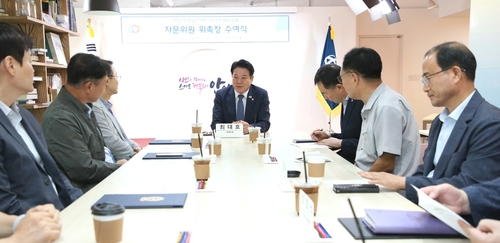 최대호 안양시장(가운데) 24일 박달스마트시티 조성 지원위원회 발족식 주재