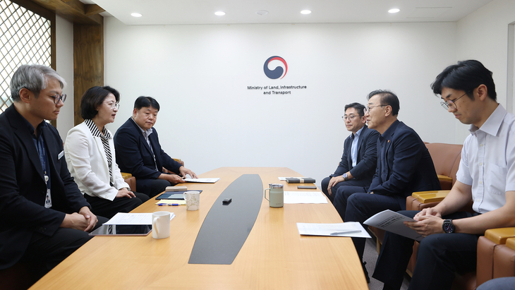 추미애 경기지사(왼쪽 두 번째)가 27일 서울 국토발전전시관에서 김윤덕 국토교통부 장관(오른쪽 두 번째)과 만나 경기도 주요 철도사업의 국가철도망