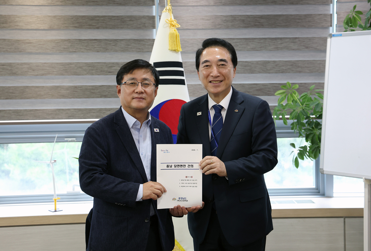박수현 충남지사가 28일 서울 한강홍수통제소에서 김성환 기후에너지환경부 장관에게 발전공기업 통합 본사의 충남 설치 건의서를 전달하고 있다. 사
