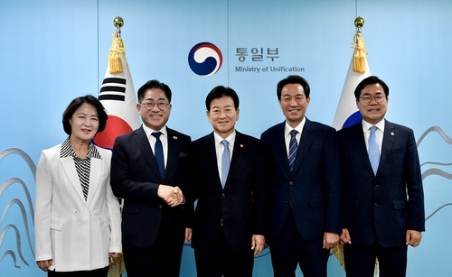 이기형 김포시장(왼쪽 두번째) 27일 통일부 장관 주재 회의에 참석해 김포 대곶 일원 평화경제특구 추가 지정 건의
