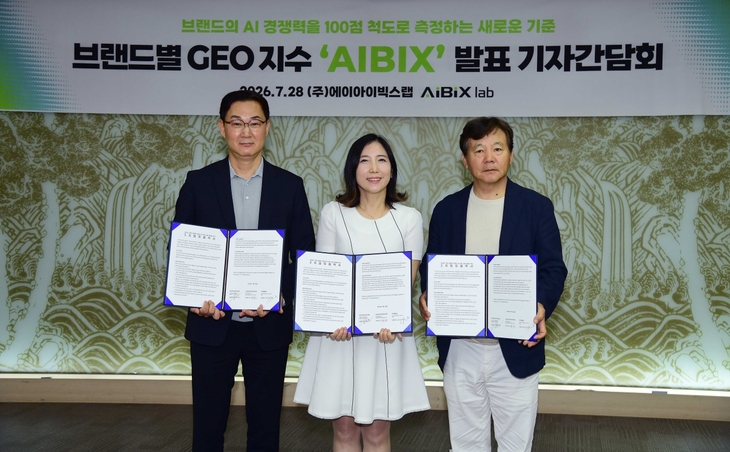 (왼쪽부터) 김준현 에이아이빅스랩 대표, 손은경 플립비 대표, 김세을 한국빅데이터학회 상임이사가 28일 서울 중구 한국의집에서 'AIBIX 측정 방법론