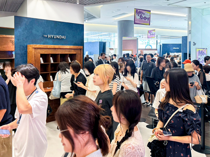 이달 10일 도쿄 도큐플라자 오모카도 3층에서 운영을 시작한 '더현대글로벌 플래그십스토어' 내부에서 고객들이 줄을 선 모습. 사진=현대백화점