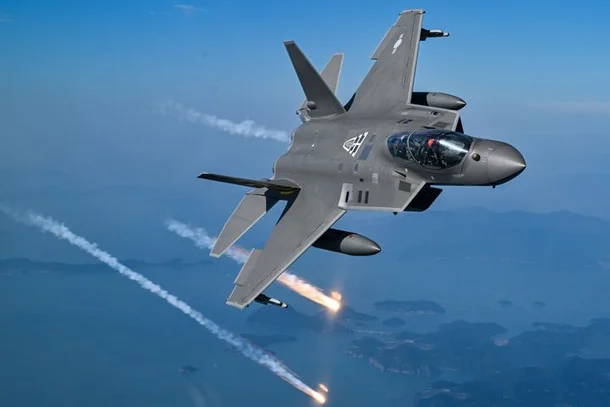 손석락 공군참모총장이 지난해 11월 5일 경남 사천 기지에서 취임 후 첫 지휘 비행으로 KF-21 보라매 전투기에 탑승해 시험 비행 중인 모습. 사진=공군