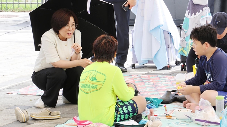 김보라 안성시장이 내혜홀광장 무료 야외수영장을 찾아 물놀이를 즐기는 어린이들과 대화하며 시설 이용 의견을 듣고 있다. 제공=안성시