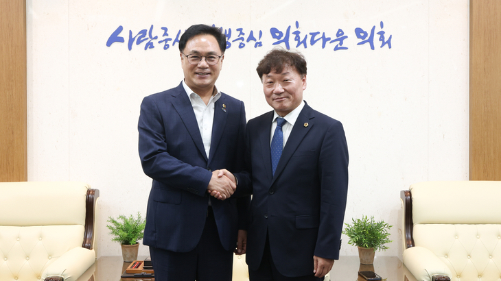남종섭 경기도의회 의장(오른쪽)이 28일 경기도의회에서 송형곤 전남광주통합특별시의회 의장과 만나 '지방의회법' 제정 협력 방안을 논의한 뒤 기