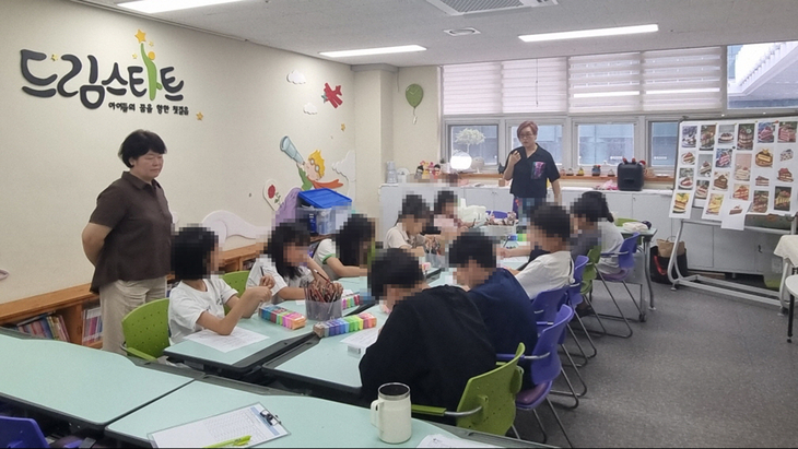 용인시가 취약계층 아동을 대상으로 운영하는 '2026년 드림스타트 여름방학 특강'에서 참가 아동들이 체험 프로그램에 참여하고 있다. 제공=용인시