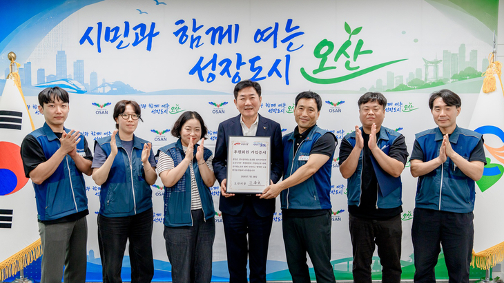 조용호 오산시장과 박미근 전국공무원노동조합 오산시지부장을 비롯한 노조 임원진이 간담회 후 기념촬영을 하고 있다. 제공=오산시