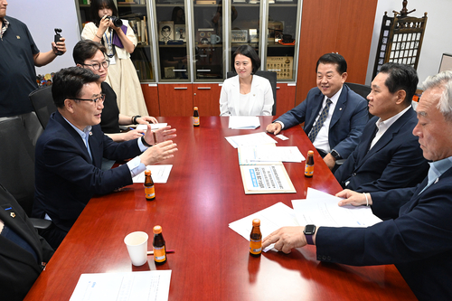 김원기 의정부시장(왼쪽) 30일 국회에서 김용석 대도시권광역교통위원장에게 '8호선 의정부 연장' 반영 촉구 시민 서명부 전달