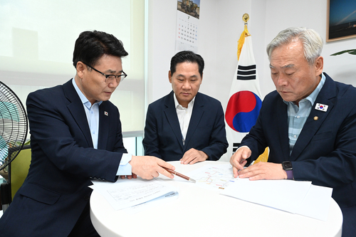 김원기 의정부시장(왼쪽) 30일 국회에서 김용석 대도시권광역교통위원장에게 '8호선 의정부 연장' 당위성 설명