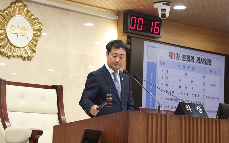최재영 평택시의회 의장이 30일 제265회 임시회 제2차 본회의에서 의사봉을 두드리며 회의를 진행하고 있다. 제공=평택시의회