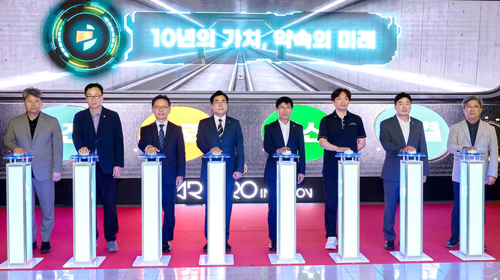 박찬대 인천시장과 박종혁 인천시의회 의장, 최정규 인천교통공사 사장 등 참석자들이 30일 인천시청역 오디세이광장에서 열린 '인천 2호선 개통 10주
