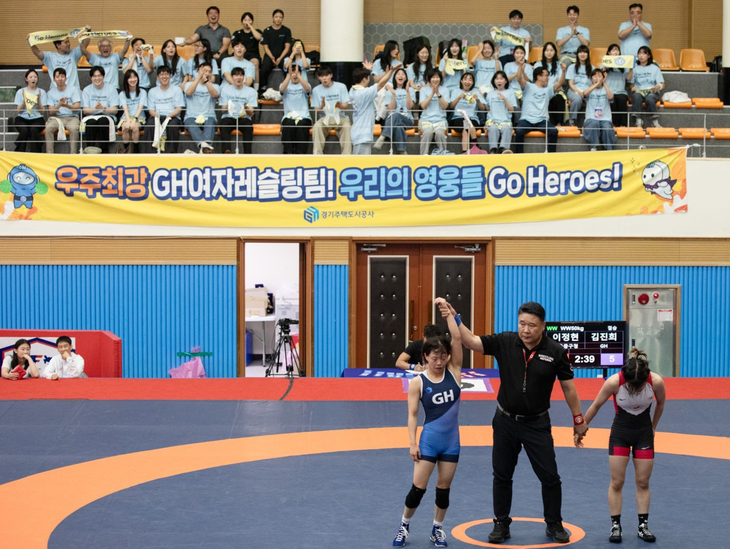 GH 여자레슬링팀 주장 김진희 선수가 제52회 대통령기 전국 시도 대항 레슬링대회 여자일반부 자유형 50kg급 결승에서 우승을 확정한 뒤 심판으로부터