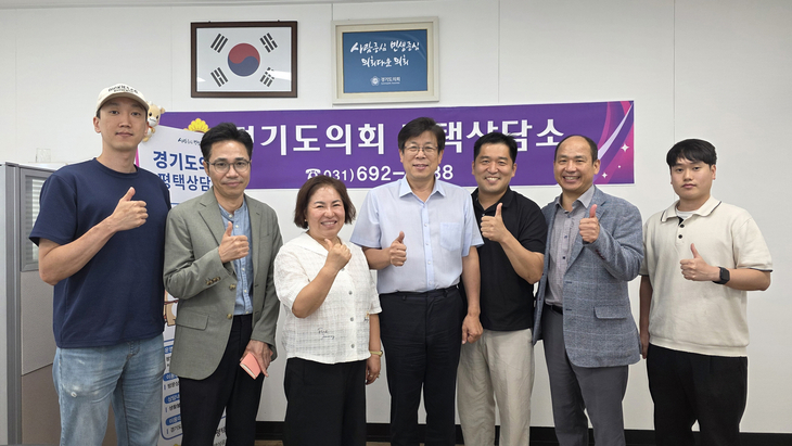 한승훈 경기도의원(가운데)이 29일 경기도의회 평택상담소에서 열린 'KTX 경기남부역사 추진을 위한 정담회' 참석자들과 기념촬영을 하고 있다. 제공