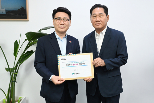 김원기 의정부시장(왼쪽) 30일 국회에서 김용석 대도시권광역교통위원장에게 '8호선 의정부 연장' 반영 촉구 시민 서명부 전달