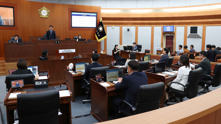 김종욱 오산시의회 의장이 30일 열린 제305회 원포인트 임시회에서 개회사를 하고 있다. 제공=오산시의회