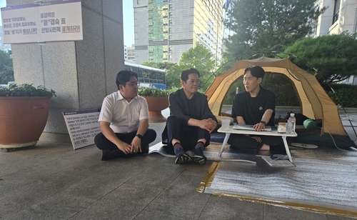 최대호 안양시장(가운데) 30일 안양시의회 1층 현관 앞에서 단식 중인 곽동윤 안양시의원 방문