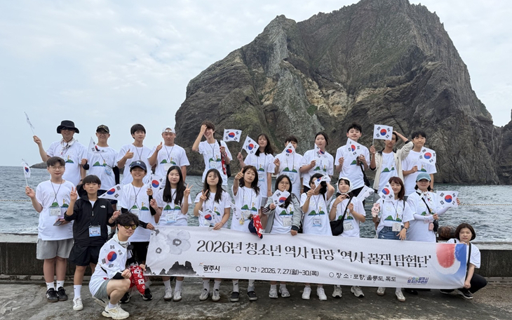 광주시청소년수련관 '2026년 청소년 역사 탐방 역사 꿀잼 탐험단' 참가 청소년들이 독도를 방문해 기념촬영을 하고 있다. 제공=광주시