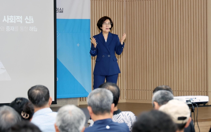 김보라 안성시장이 농업인 정책공감토크에서 시민과 농업인을 대상으로 시정 방향을 설명하고 있다. 제공=안성시