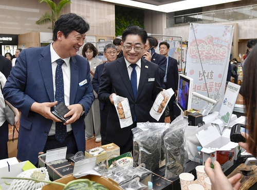 이기형 김포시장(오른쪽) 27일 정부서울청사에서 진행된 DMZ접경지역 홍보관 김포부스 방문