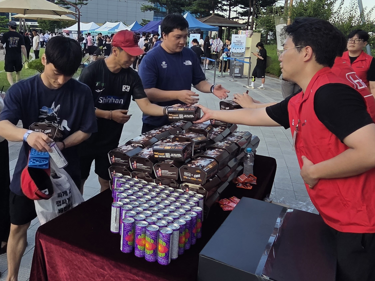 BBQ가 충북 진천 국가대표선수촌에서 아시안게임 선전을 위해 구슬땀을 흘리고 있는 선수와 코칭스태프에게 치킨과 사이드 메뉴 등 총 500인분을 전달