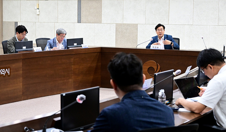 박찬대 인천시장이 30일 시청 영상회의실에서 열린 '인공지능(AI) 커넥티드 모빌리티 전담조직(T/F) 점검회의'를 주재하고 있다. 제공=인천시