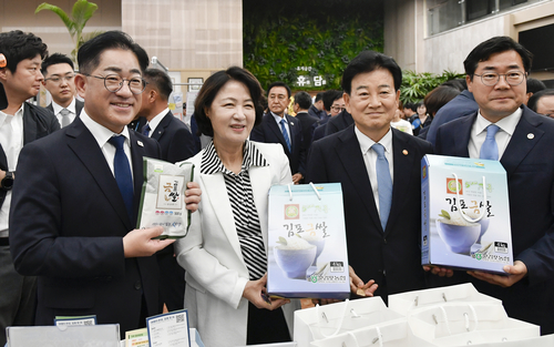 이기형 김포시장(왼쪽) 27일 정부서울청사에서 진행된 DMZ접경지역 홍보관 김포부스 방문