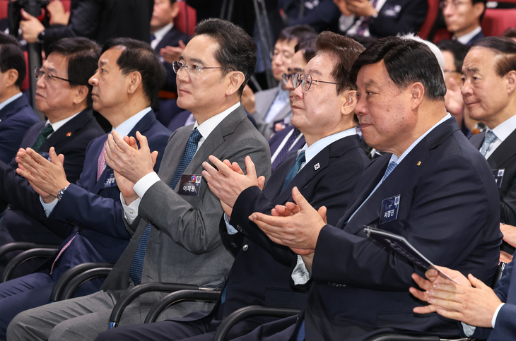박수치는 이재명 대통령