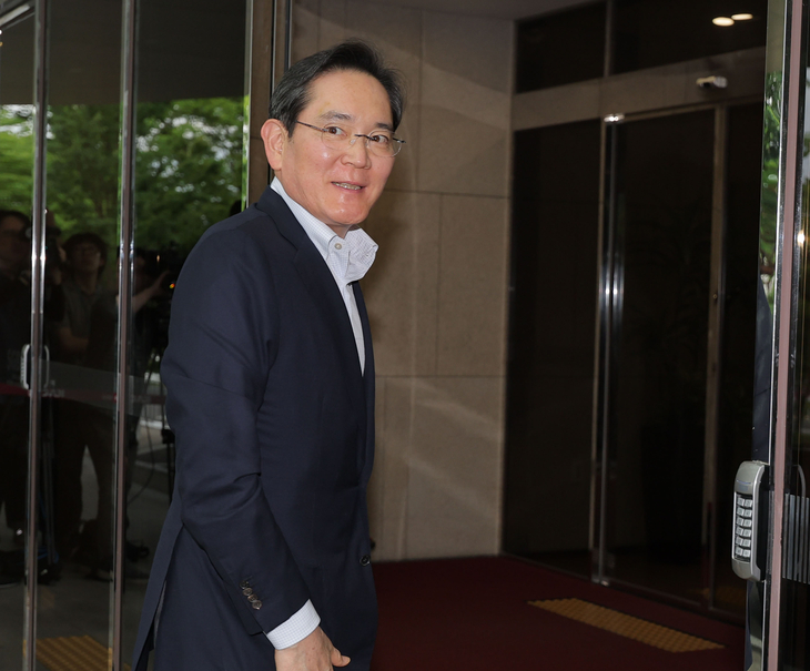 취재진 향해 인사하는 이재용 회장
