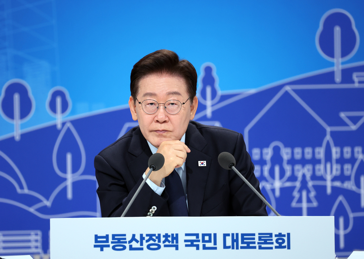 참석자 발언 듣는 이재명 대통령