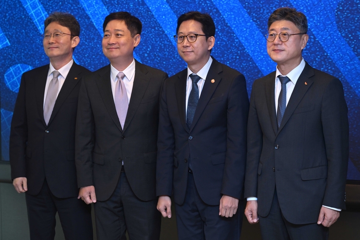 이통3사 CEO와 기념촬영하는 배경훈 부총리