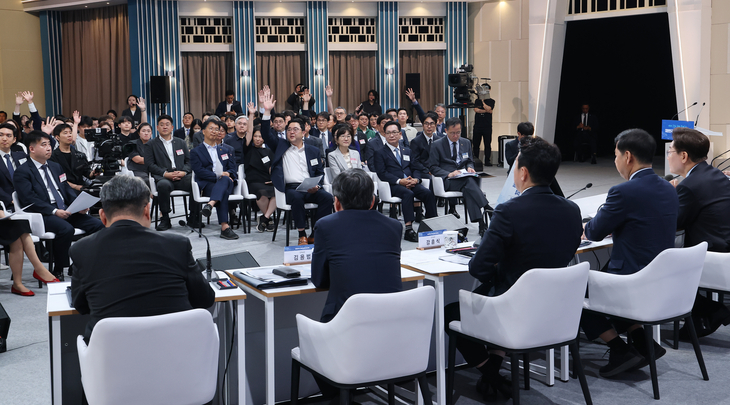 발언권 요청하는 참석자들
