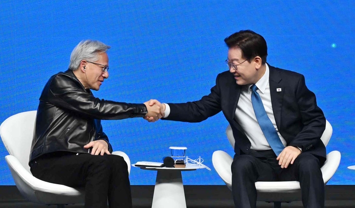 악수하는 이재명 대통령과 젠슨 황 엔비디아 최고경영자