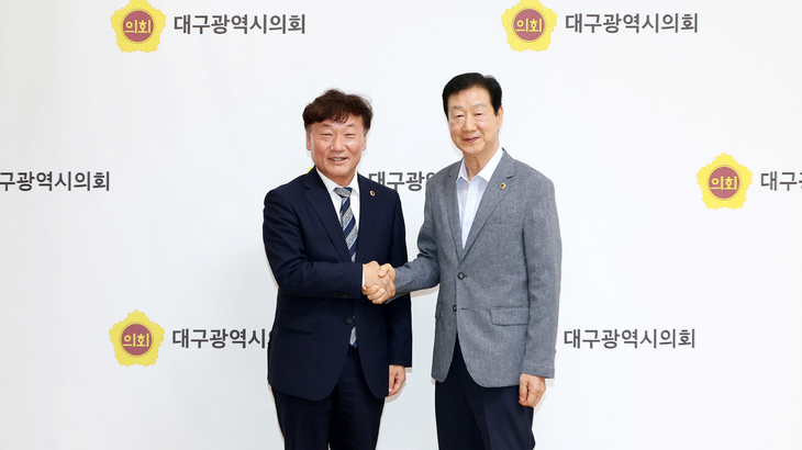 남종섭 경기도의회 의장(왼쪽)이 31일 임인환 대구시의회 의장과 지방의회법 제정을 위한 협력 방안을 논의한 뒤 기념촬영을 하고 있다. 제공=경기도의