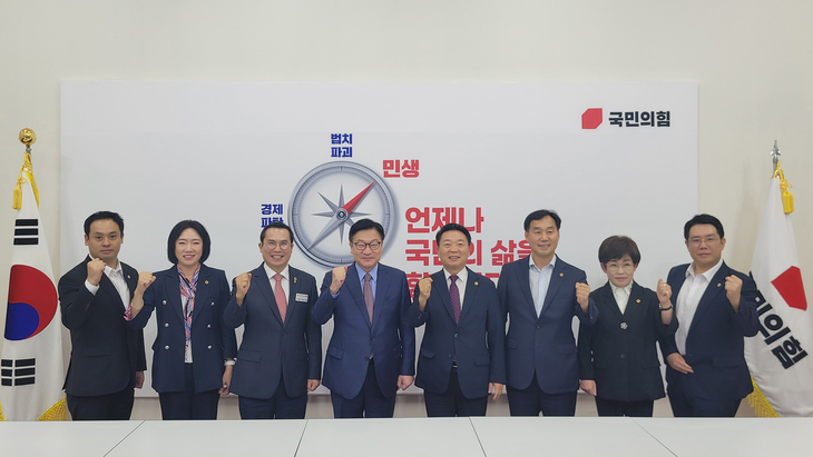 경기도의회 국민의힘 대표단이 31일 국회 국민의힘 원내대표실에서 정점식 국민의힘 원내대표에게 정책 제안서를 전달한 뒤 기념촬영을 하고 있다. 제