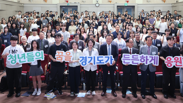 추미애 경기지사가 31일 경기도청 북부청사 평화누리홀에서 열린 '2026년 경기도민 자녀 장학증서 교부식'에서 장학생과 가족, 관계자들과 기념촬영