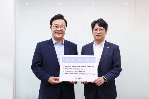 김성제 의왕시장-홍지선 국토교통부 2차관(오른쪽)