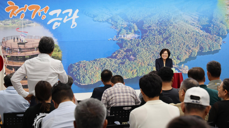 김보라 안성시장이 30일 열린 금광면 정책공감토크에서 주민들과 대화를 나누며 지역 현안에 대한 의견을 청취하고 있다. 제공=안성시