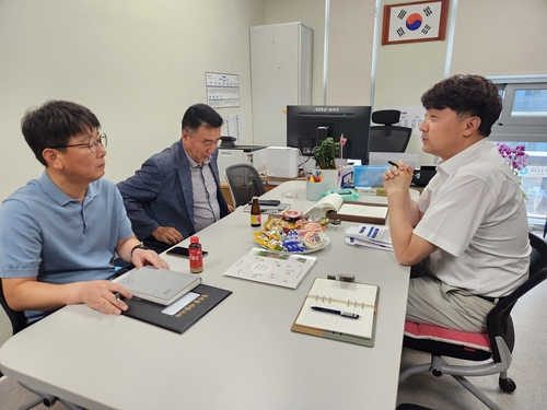 정경섭 하남시의회 의원(오른쪽) 7월30일 하남시 교통정책과와 업무협의 진행