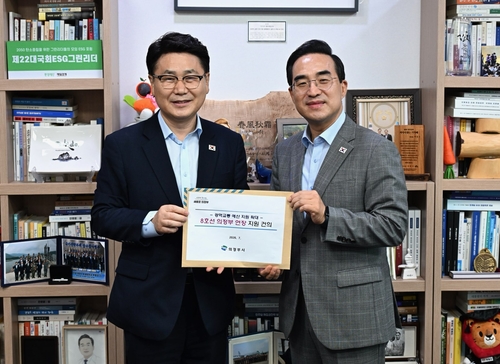 김원기 의정부시장(왼쪽) 7월31일 박홍근 기획예산처 장관에게 지하철 8호선(별내선) 의정부 연장사업 필요성 설명