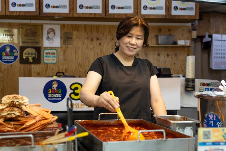강원도 속초관광수산시장 내 3849 분식 사장님 모습. 사진=쿠팡이츠