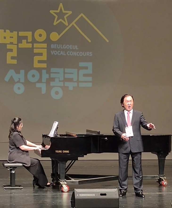 닥터 '베이스 바리톤' 박영순 아이러브안과 원장이 우리 가곡 '명태'를 열창하고 있다. 사진=아이러브안과