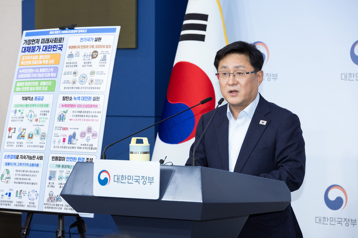 김성환 기후에너지환경부 장관이 3일 서울 종로구 정부서울청사에서 열린 기후부 업무보고 사전 브리핑에서 발언하고 있다. 사진= 기후에너지환경부
