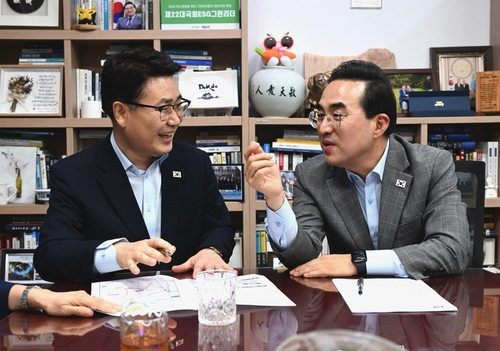 김원기 의정부시장(왼쪽) 7월31일 박홍근 기획예산처 장관에게 지하철 8호선(별내선) 의정부 연장사업 필요성 설명