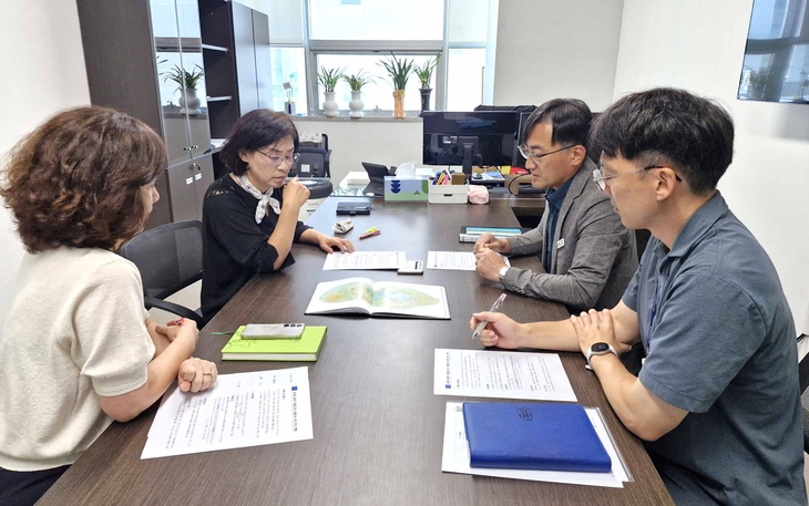 김미경 경기도의원(왼쪽 두 번째)이 3일 의원실에서 경기도 관계자들로부터 공공형 은퇴자 마을 시범조성 사업 추진 현황을 보고받고 있다. 제공=경기